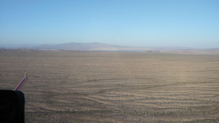 Vue depuis l’hélicoptère : vol d’essai dans le désert de l’Arizona à 48 °C.