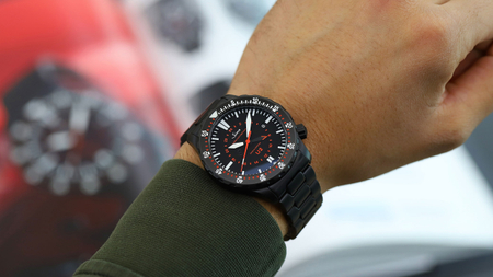                       Sinn U2 S avec revêtement dur noir, boîtier satiné en acier de sous-marin et échelle 24 heures rouge. Montre de plongée professionnelle portée au poignet, avec bracelet plein noir et cadran parfaitement lisible.
                  