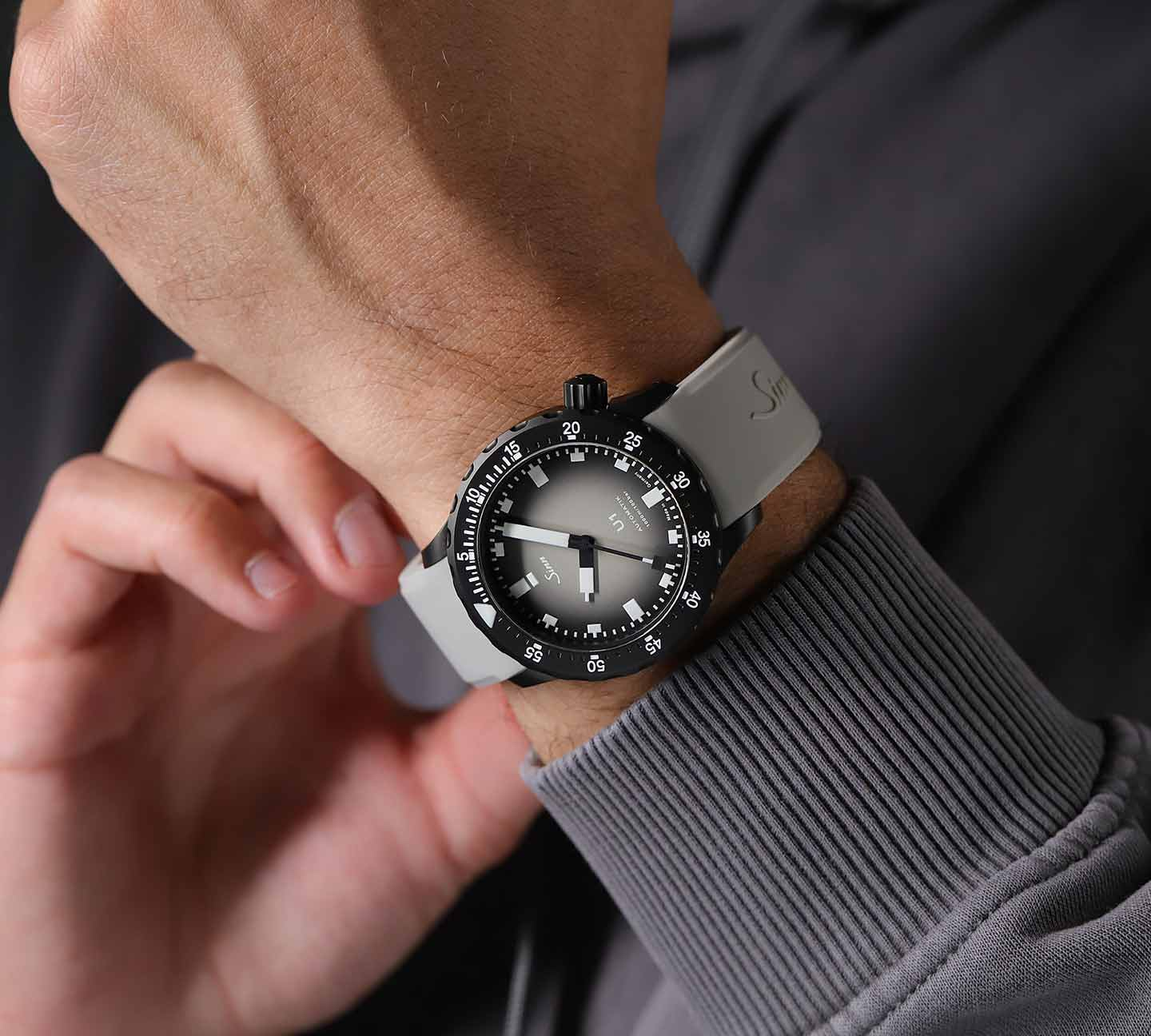 Sinn U1 Chai am Handgelenk mit grauem Silikonarmband.