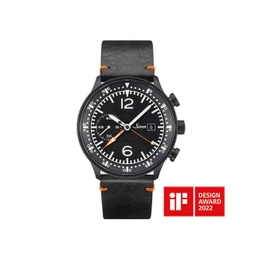 Modell 717 von Sinn Spezialuhren mit schwarzem Zifferblatt und Lederarmband – ausgezeichnet mit dem iF Design Award 2022.