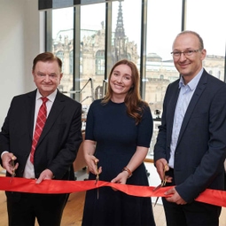 Lothar Schmidt, Nora Kumpf und Robert Franke durchschneiden bei der Eröffnung der Sinn-Niederlassung Dresden ein rotes Band.