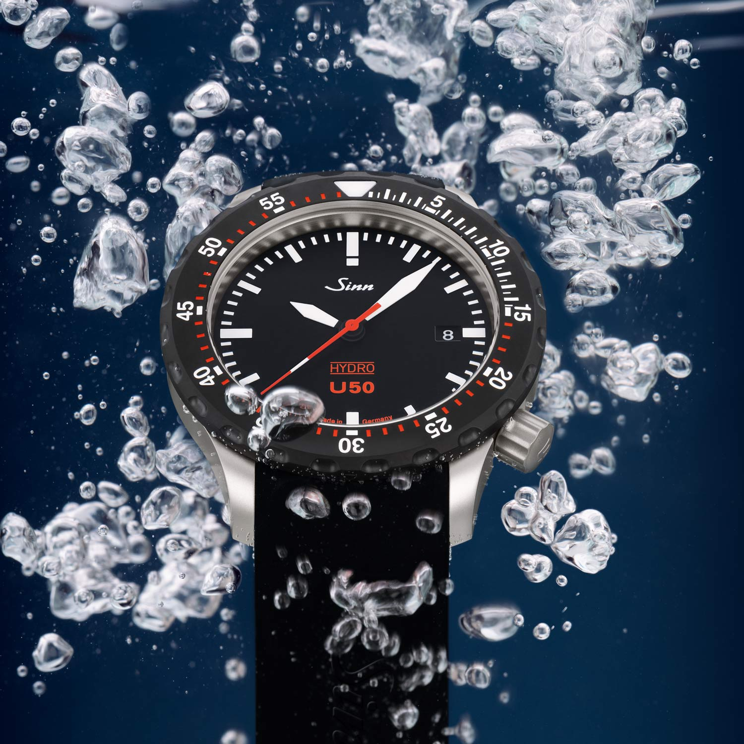 Sinn U50 diving watch underwater, surrounded by rising air bubbles – a symbol of its water resistance and excellent readability under water.