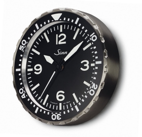 Analogue radio-controlled wall clock – Front view with strap