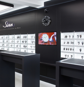 Analogue radio-controlled wall clock – Left side view